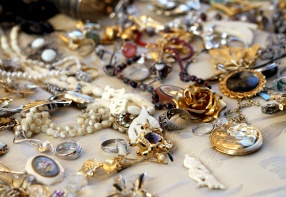 old vintage necklaces and jewelry for sale in the antique shop